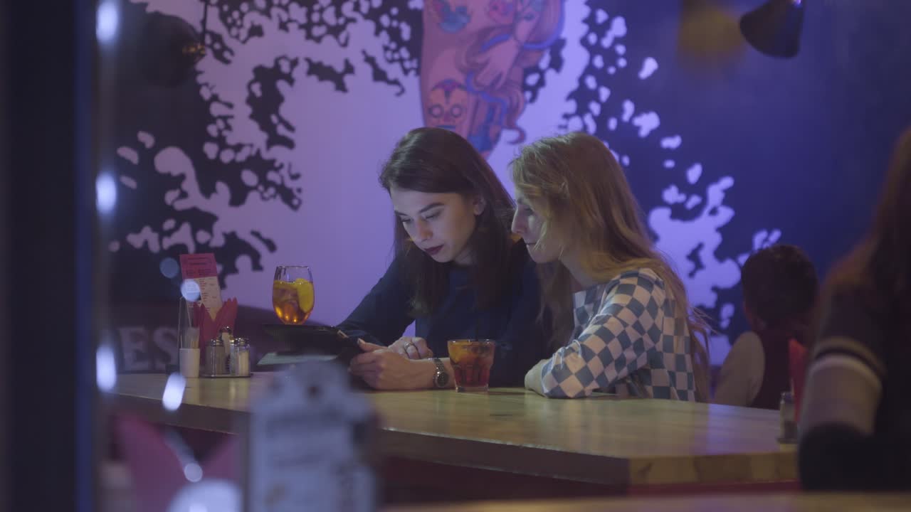 카페 바 에 있는 두 여자