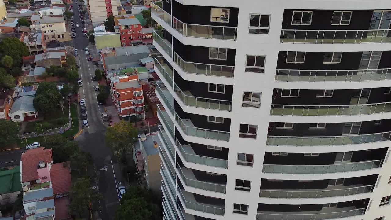 아르헨티나 의 포사다스 시 를 바라보는 큰 아파트 건물 의 공중 드론 사진