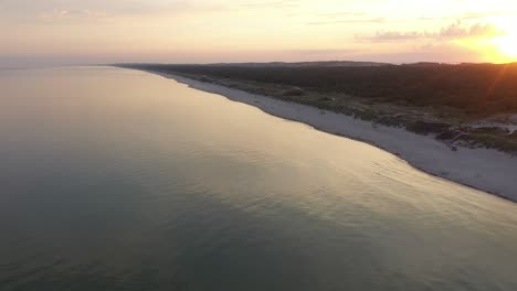 Die-Kurische-Nehrung-Ist-Eine-98-Kilometer-Lange,-Dünne,-Geschwungene-Sanddünenzunge,-Die-Das-Kurische-Haff-Von-Der-Ostseeküste-Trennt