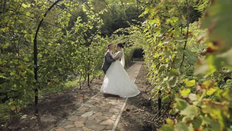 una pareja de bodas besándose en un jardín.