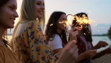 Schöne-Frauen-Mit-Einigen-Wunderkerzen-Tanzen-Draußen/Dabrowa-Gornicza/Polen