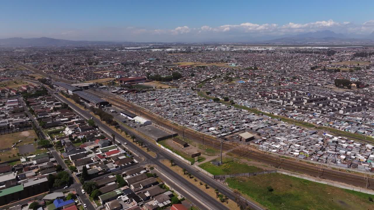 amplia vista aérea sobre el municipio de ciudad del cabo, sudáfrica. creado por el gobierno del apartheid, la gente vive en extrema pobreza.