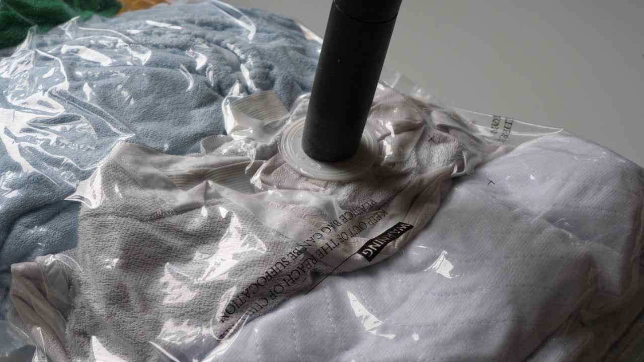 공기가 진공 봉투에서 빠져나옵니다.