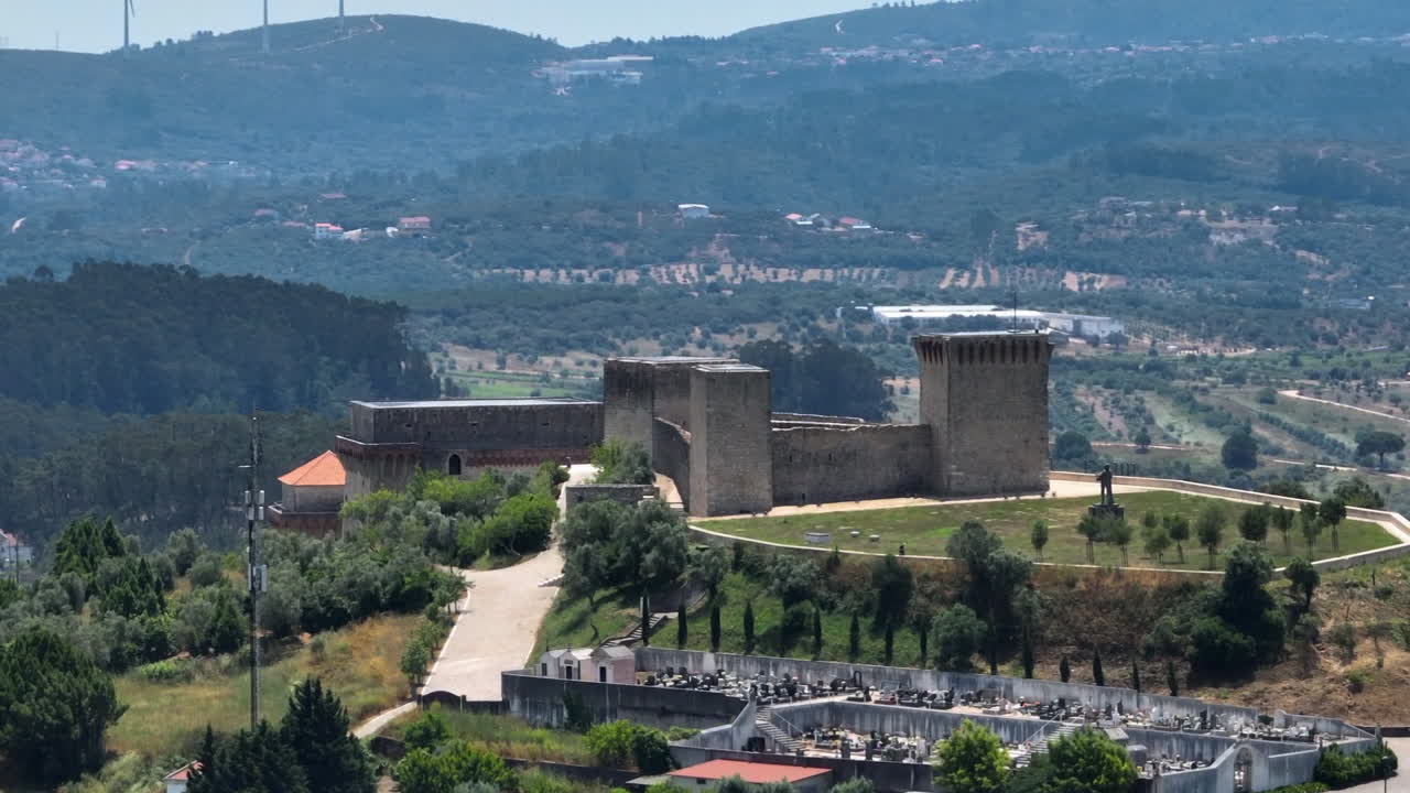 Vista aerea che si allontana in cerchio dal Castelo de Ourém, giornata di sole in Portogallo
