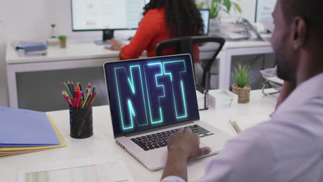 video de un hombre afroamericano trabajando en una computadora portátil con nft en la pantalla