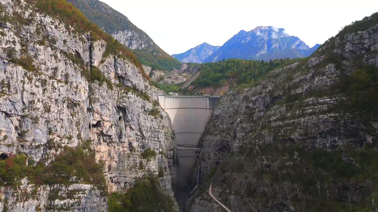 воздушный вид плотины в горной долине