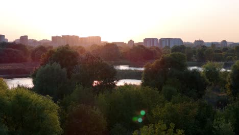 Vista-De-Arriba-Hacia-Abajo-Sobre-El-Delta-De-Vacaresti-Con-Pequeños-Lagos-Y-Diferentes-Especies-De-Aves,-Hora-Dorada,-Rumania