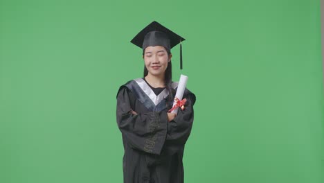 mujer en vestido de graduación con diploma