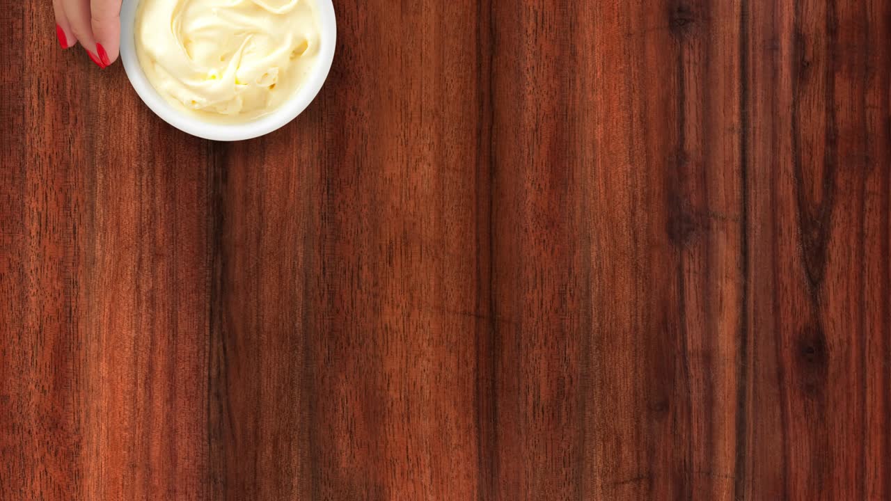 ofreciendo helado de vainilla