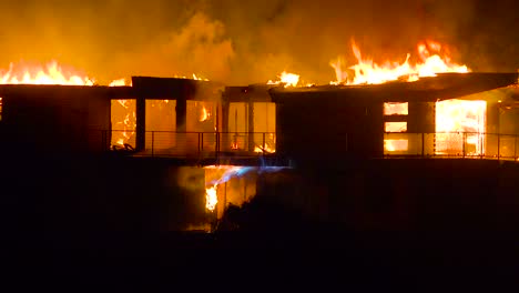 Una-Casa-Grande-Se-Quema-Por-La-Noche-Durante-El-Incendio-De-Thomas-De-2017-En-El-Condado-De-Ventura,-California-1