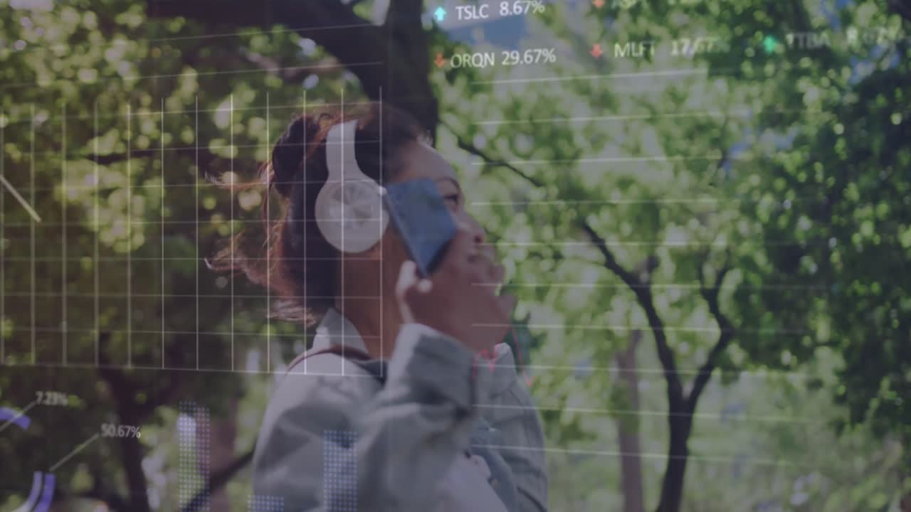 animación del procesamiento de datos del mercado de valores sobre una mujer asiática disfrutando de música en la calle
