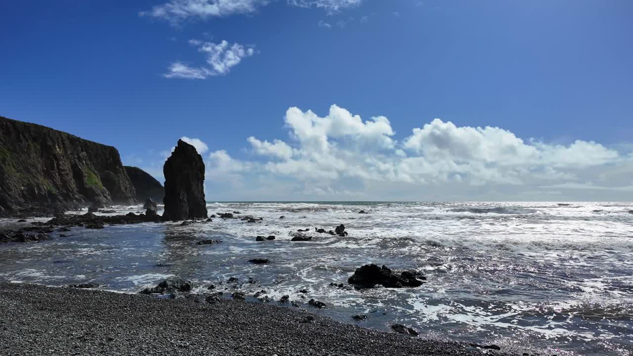 해가 지을 때 봄의 완전한 조류 발리드웨인 베이 워터포드 아일랜드의 구리 해안