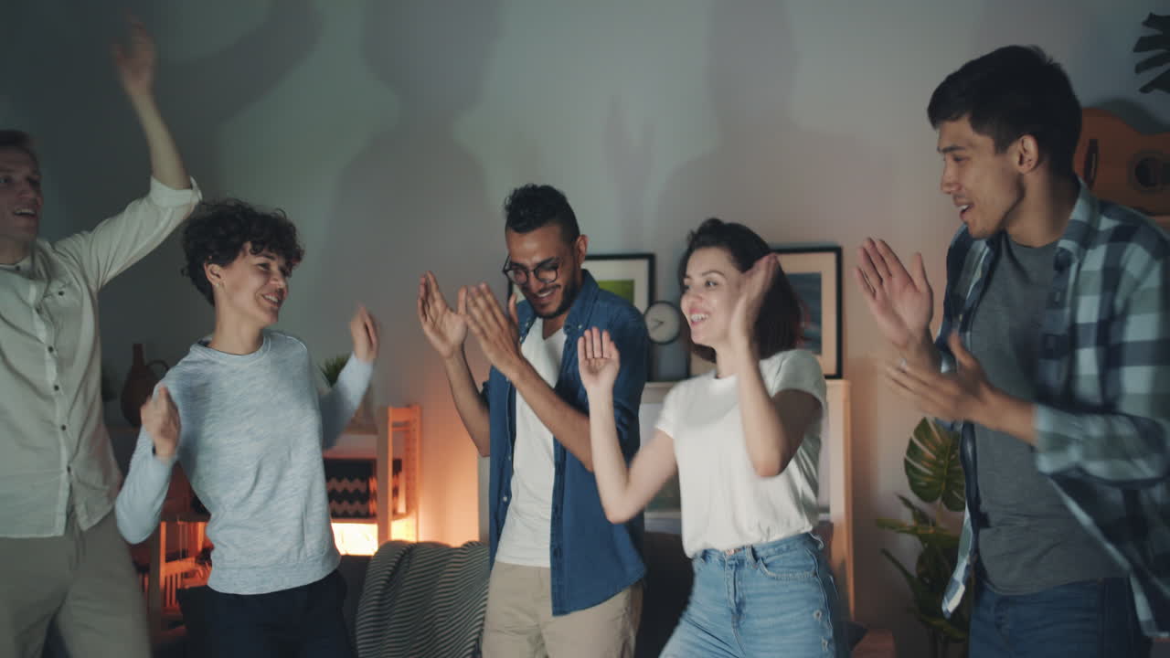 친구 들 이 집 에서 파티 를 열고 있다
