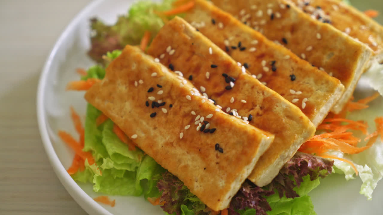Ensalada de tofu teriyaki con sésamo - estilo de comida vegana y vegetariana