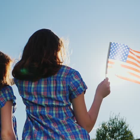 Zwei-Junge-Frauen-Mit-Der-Amerikanischen-Flagge