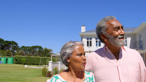 Vista-Frontal-De-Una-Pareja-Negra-Mayor-Caminando-Juntos-En-El-Jardín-En-Un-Día-Soleado-4k