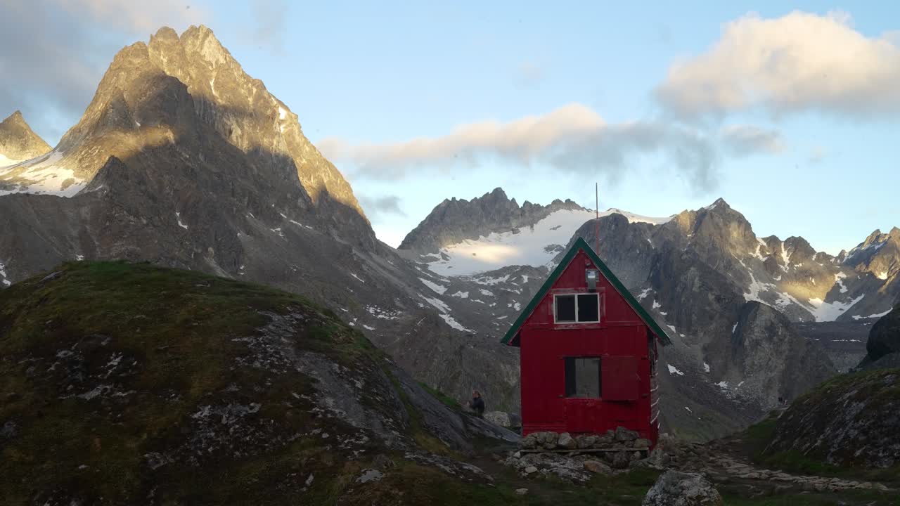Tidsforløp av skyer som passerer bak Mint Hut i Alaskas ødemark.
