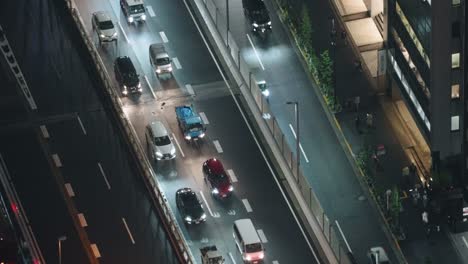 Atasco-De-Tráfico-En-Una-Autopista-En-Shibuya,-Tokio-Por-La-Noche---ángulo-Alto,-En-Tiempo-Real