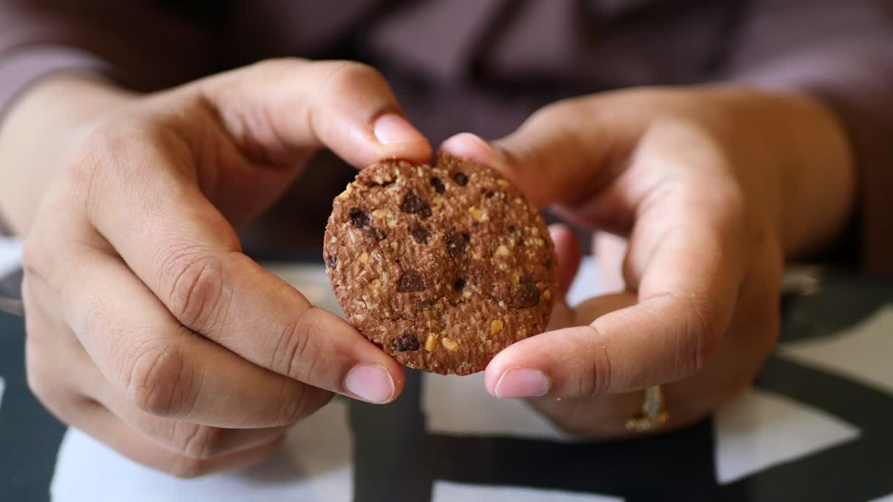 초콜릿  쿠키 를 들고 있는 사람