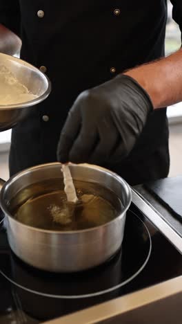 cocinero frito de alimentos