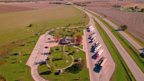 Parada-De-Descanso-Aérea-Limpia-De-La-Pradera-De-Illinois-En-Dirección-Norte-Sobre-Los-Campos-De-Cultivo