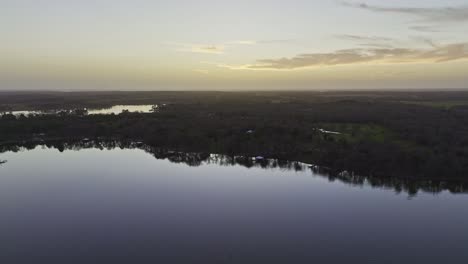 Abendlicher-Drohnenflug-Am-Lake-Quitman,-Texas