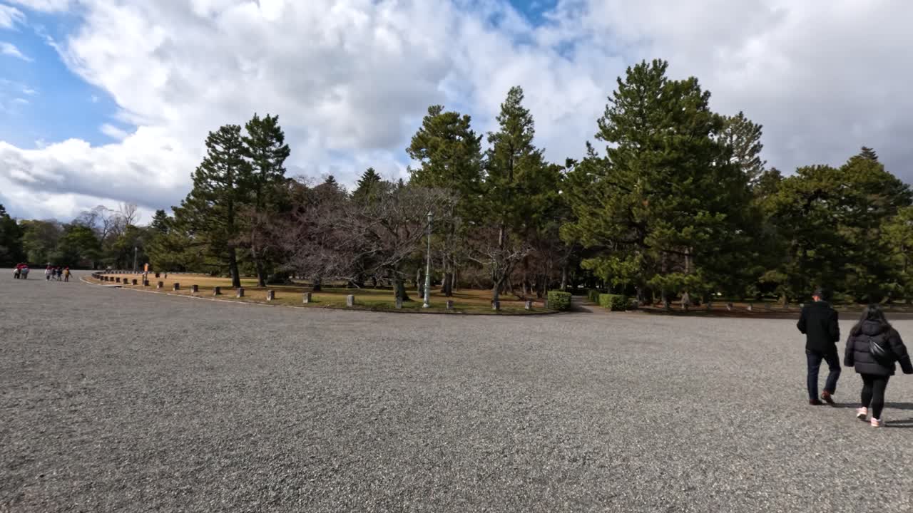 평화로운 야외 환경 에서 산책 하는 사람 들