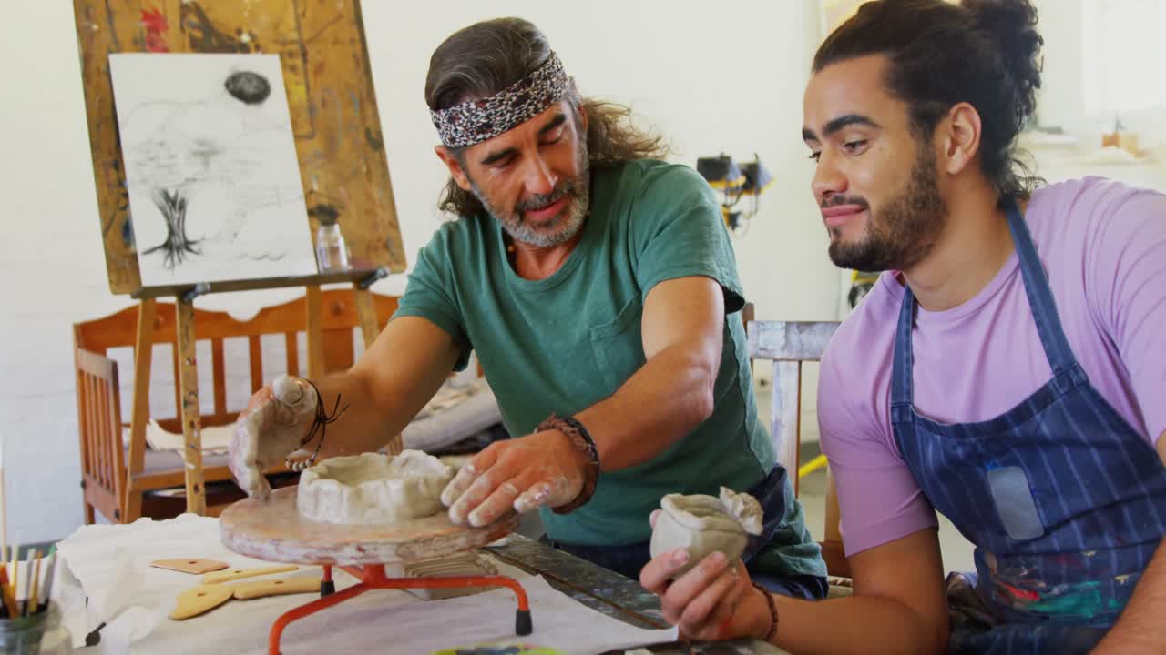진 ⁇  을  ⁇ 는 동안 상호 작용 하는 도자기 제작자 들 4k