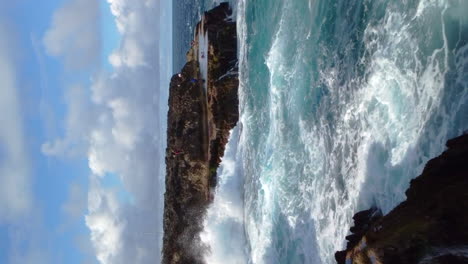 antena: poderosas olas rompiendo contra los acantilados, isla lifou nueva caledonia