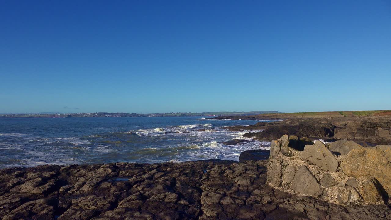 Oprørt hav slår mod klippekysten ved Hook-halvøen, Wexford, Irland, et sted med mange skibsvrag