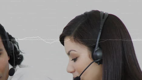 animación de estadísticas y procesamiento de datos sobre personas de negocios que usan auriculares telefónicos