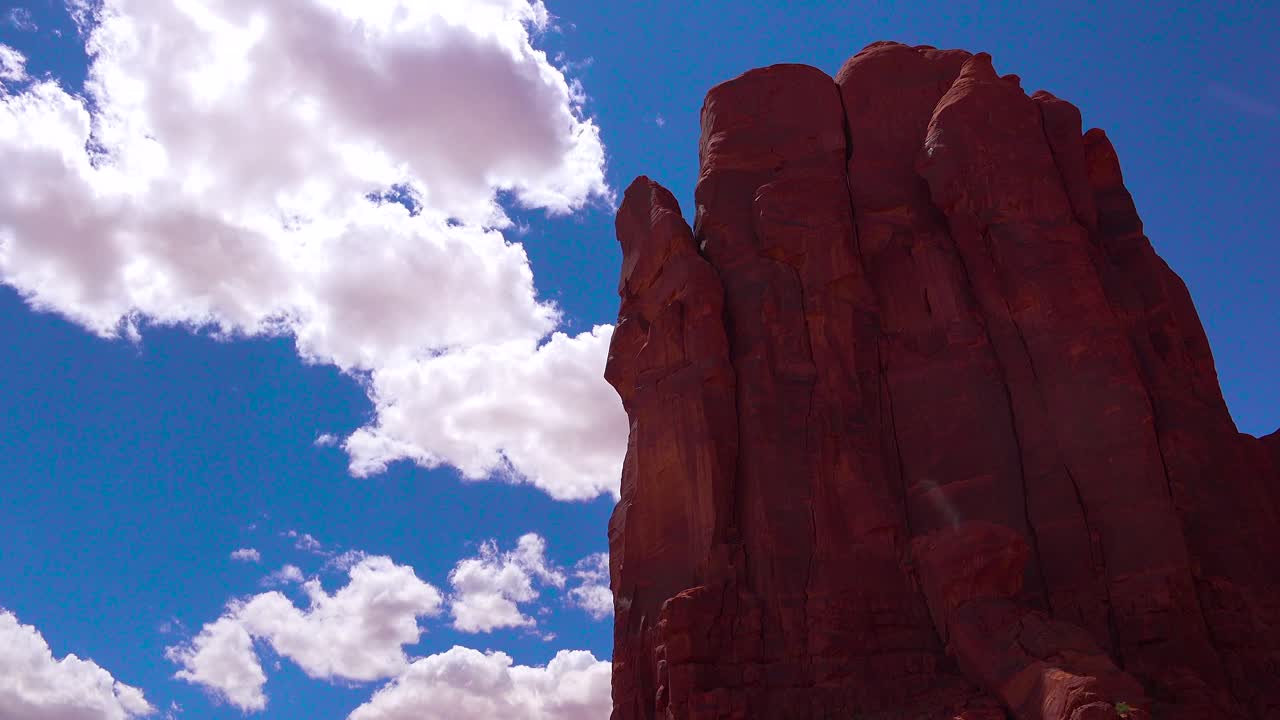 hermoso lapso de tiempo de formaciones de agujas en monument valley utah 1