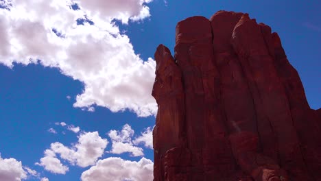 Hermoso-Lapso-De-Tiempo-De-Formaciones-De-Agujas-En-Monument-Valley-Utah-1