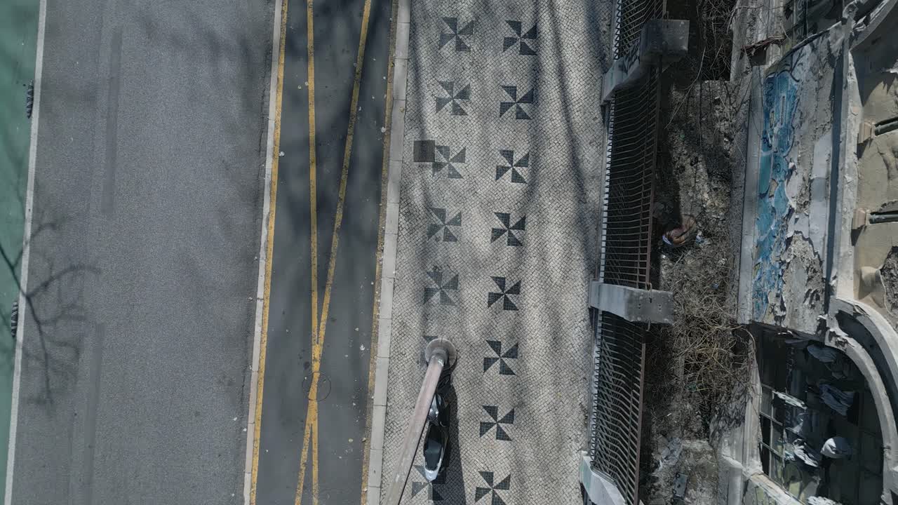 camino almirante reis o rotes con fuente y monumento en columna ubicado en lisboa, portugal