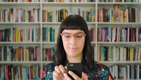 personas multiculturales usando un teléfono en una librería