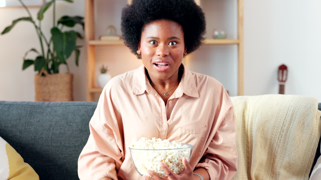 mujer excitada buscando apasionado mientras gritaba