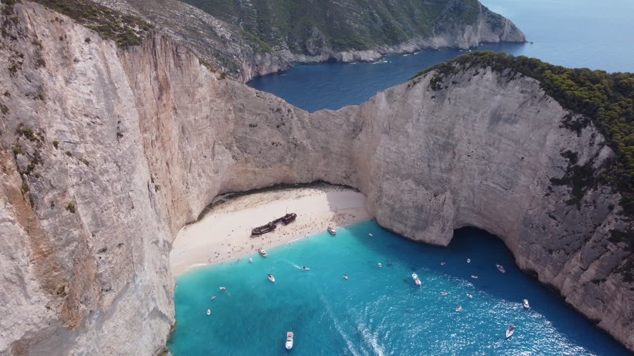 vista aérea de la playa de zakynthos zante con gente y el naufragio