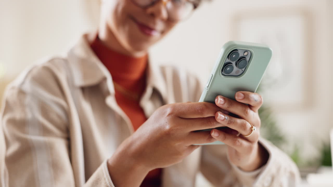 mujer usando un teléfono inteligente