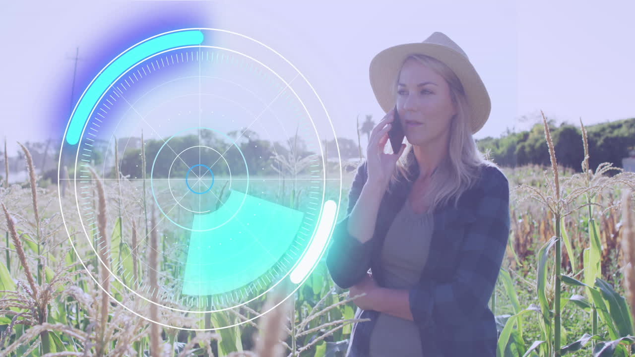 animación del procesamiento de datos sobre una mujer caucásica que usa un teléfono inteligente