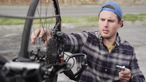Hombre-Discapacitado-Ensamblando-Piezas-De-Una-Bicicleta.