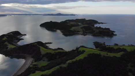 Tiro-De-Dron-Inclinándose-Hacia-Arriba-En-La-Isla-De-Urupukapuka