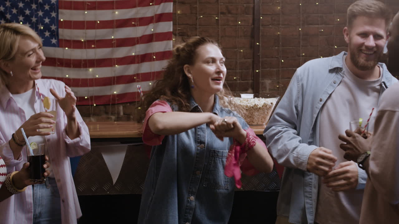 술집에서 축하하는 친구들