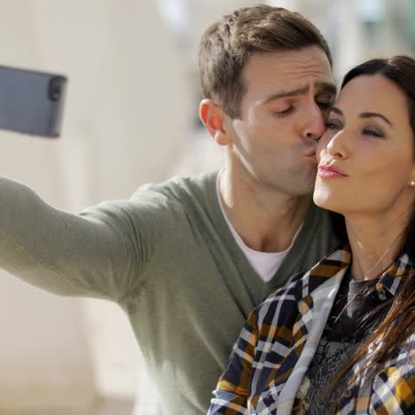 Glückliches-Lachendes-Paar,-Das-Sein-Selfie-Macht