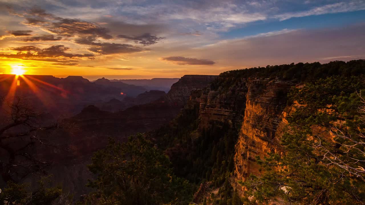 Timelapse del amanecer sobre el Gran Cañón en Arizona con un hermoso destello solar al final.