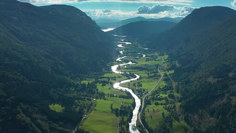 vuelo sobre el río stryneelva con sus'muchas vueltas vientos a través del verde exuberante valle de strynedalen en noruega