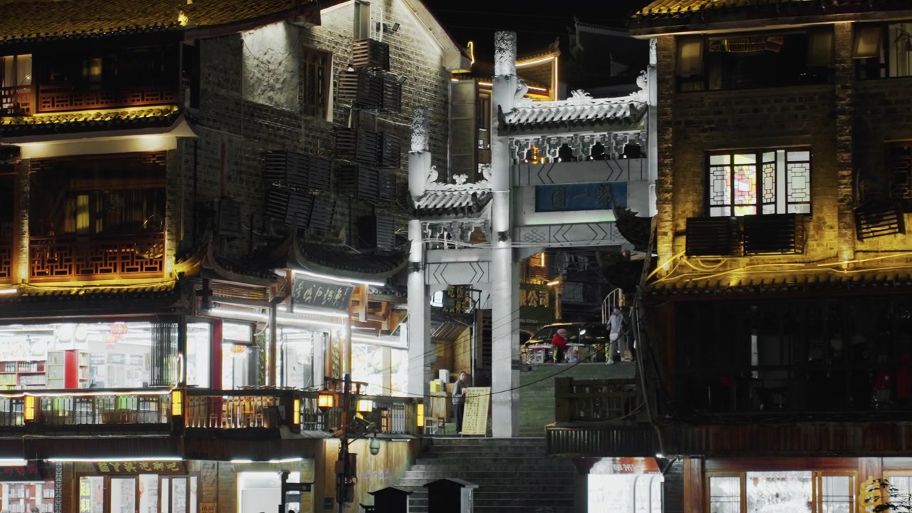 Canlı vitrinlere sahip gece şehir manzarası. Işıklı tabelalar ve hareketli satıcılarla dolu parlak bir kentsel ortam. Parlayan ışıklar ve yoğun sokak hareketliliğiyle geceleri capcanlı bir şehir görünümü.