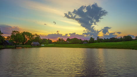 Zeitraffer-Eines-Bewölkten-Sonnenuntergangs-Mit-Spiegelung-Im-Fluss-Auf-Einer-Insel