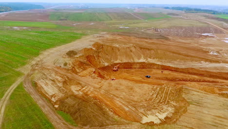 industria minera. minería de arena en cantera. equipo de minería que trabaja en cantera de arena
