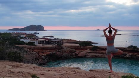 Fantastische-Luftaufnahme-Von-Oben,-Flug,-Yoga,-Mädchenposition,-Baum,-Sonnenuntergang,-Klippe,-Strand,-Insel,-Ibiza,-Spanien,-Ganz-In-Der-Nähe,-Vorbeifahrende-Flugdrohne