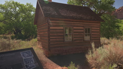 Sign-Board-Towards-Cabin-Fruita-Schoolhouse-At-Capitol-Reef-National-Park-In-Fruita,-Utah,-United-States